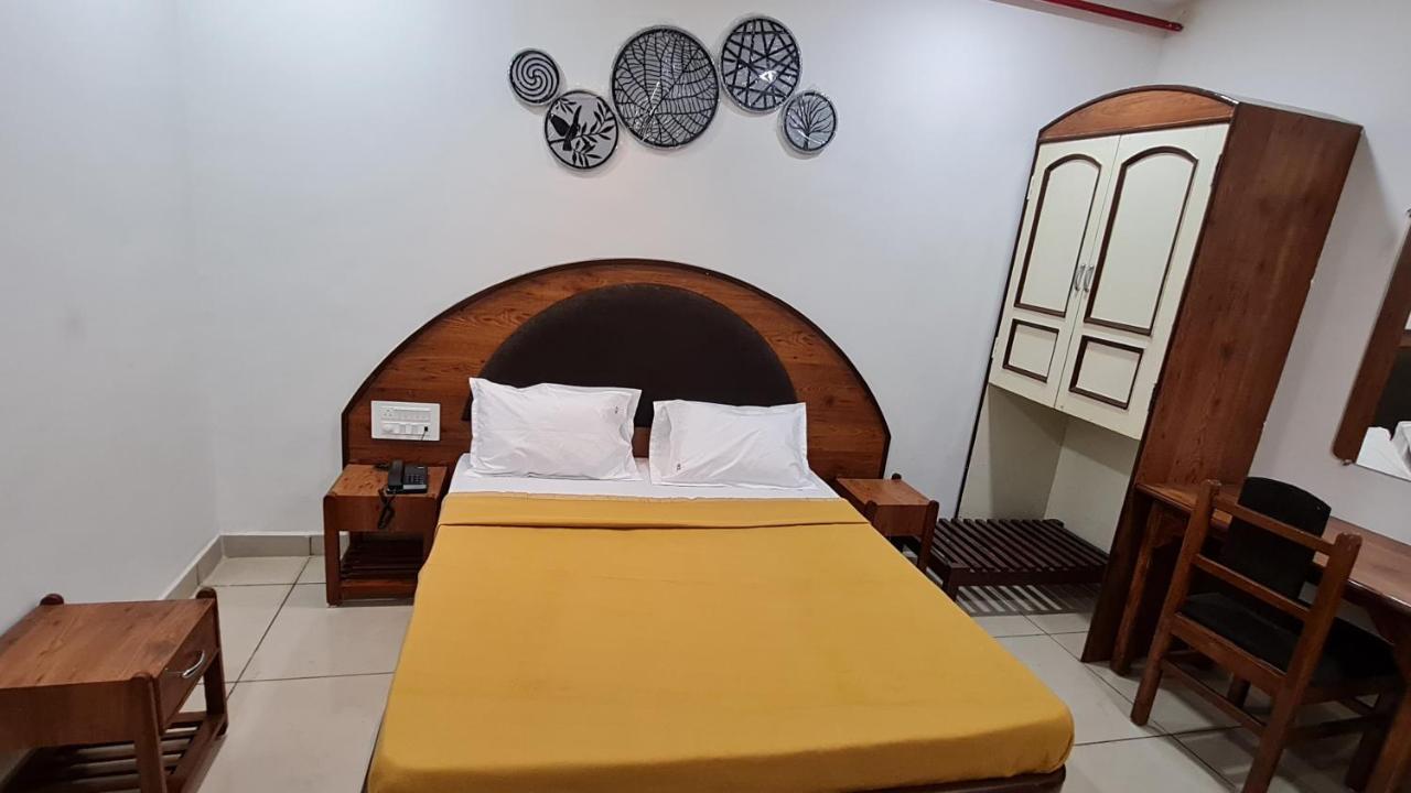 Hotel Tirth Ankleshwar Eksteriør billede